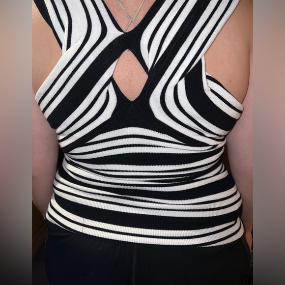 Arden B. Gently used top. Soft and Stretchy material. Large - Picture 5 of 5